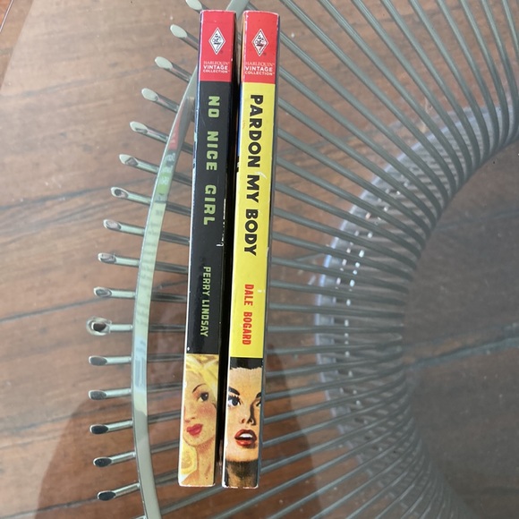 Harlequin Vintage Collection 2009 reissue of two pulp romance novels - Picture 9 of 9